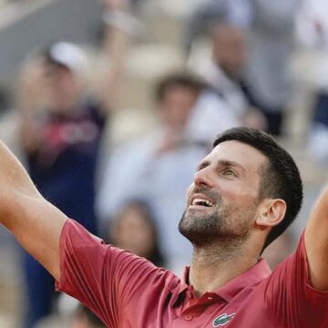 Novak Djokovic impone nuevo récord y avanza en Roland Garros