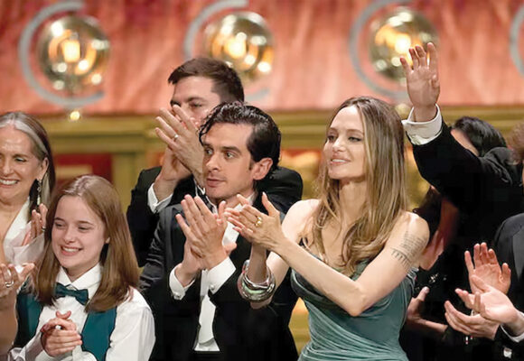 Angelina Jolie y su hija Vivienne triunfan en los premios Tony