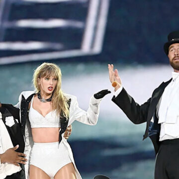 Taylor Swift y Travis Kelce cantan durante uno de sus conciertos en Londres