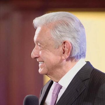 Desvía AMLO atención al desplome de la bolsa y crecimiento del dólar