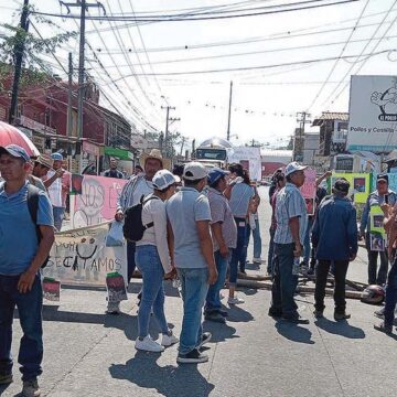 Bloquean carretera entre Puebla y Veracruz