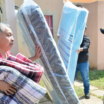 Entregan apoyos a familias afectadas por las inundaciones en Chalco