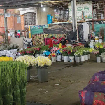 Sufre en el mercado de Tenancingo por bajas ventas de flores