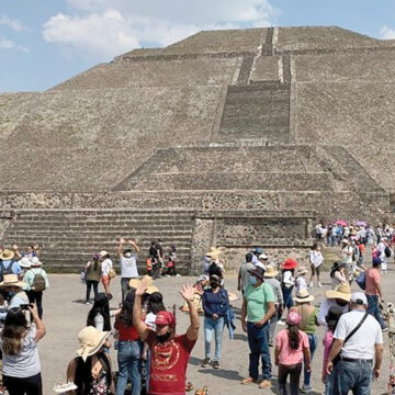 Cayó la actividad turística en Teotihuacán tras prohibir el ascenso a las pirámides