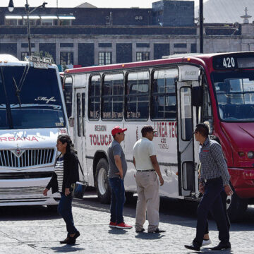 Inicia Edoméx regularización del transporte, entregando 300 títulos de concesión