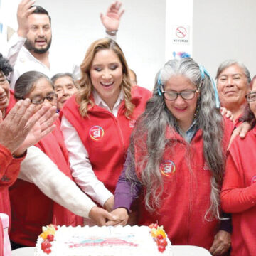 Celebra Ana Muñiz a los adultos mayores en San Mateo Atenco