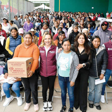 DIFEM entrega canastas alimentarias a familias de la región mazahua