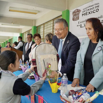 Entregan paquetes de libros en municipios mexiquenses