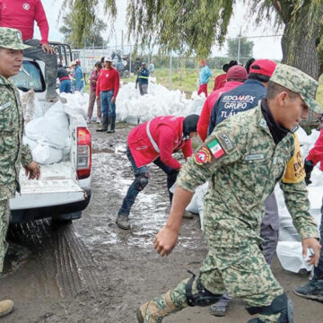 Retiran dos tapones de basura en el Río Lerma