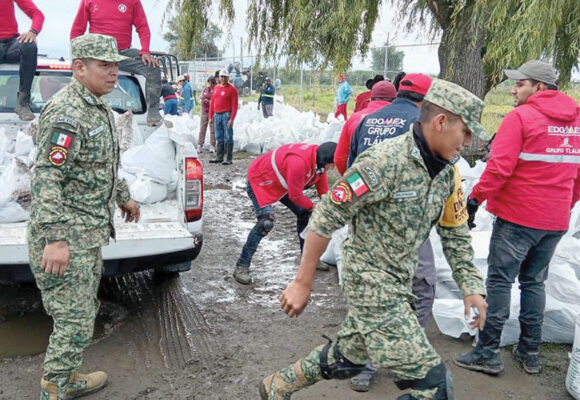 Retiran dos tapones de basura en el Río Lerma