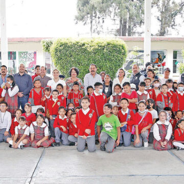 Gobierno de San Mateo Atenco y GEM entregan zapatos escolares a escuelas de Chalco