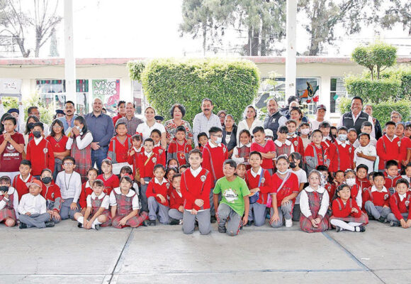 Gobierno de San Mateo Atenco y GEM entregan zapatos escolares a escuelas de Chalco