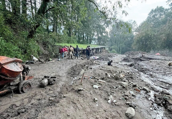 Se realiza un rescate más en la zona del derrumbe en el cerro de Jilotzingo