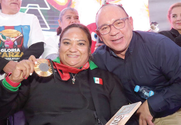 Reciben en Zinacantepec a Gloria Zarza, campeona paralímpica