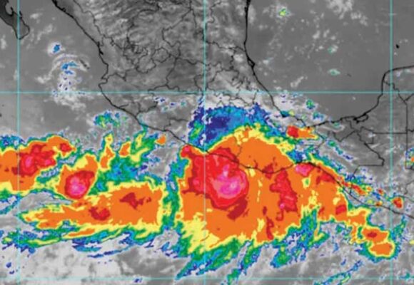 Huracán John llega a costas mexicanas como categoría 3