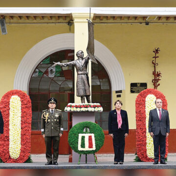 Delfina Gómez encabeza desfile cívico militar