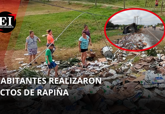  VUELCA TRÁILER QUE TRANSPORTABA LECHE