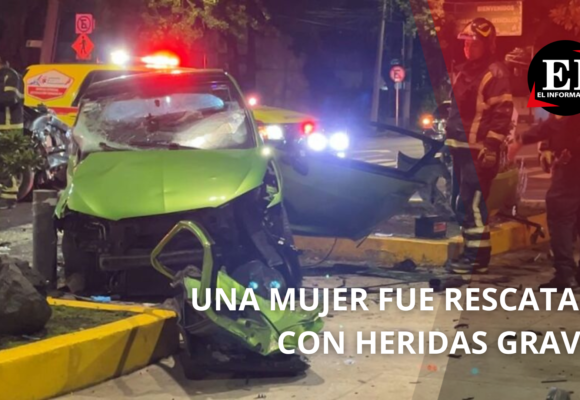 RESCATAN A UNA  MUJER DE UN AUTO TOTALMENTE DESTROZADO