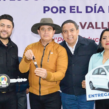 Entrega Marco Aurelio Carbajal automóviles a maestros del SMSEM