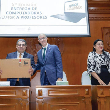 Entrega rector de la UAEMéx computadoras portátiles a profesores