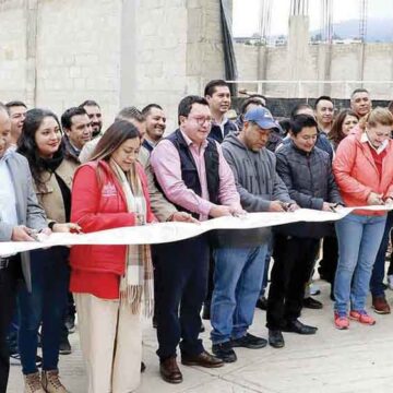 Coloca Miguel Ángel Ramírez la primera piedra de una alberca semiolímpica en Lerma