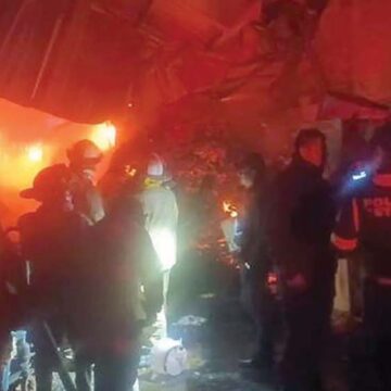 Logran sofocar bomberos de San Mateo Atenco incendio en fábrica de dulces y galletas