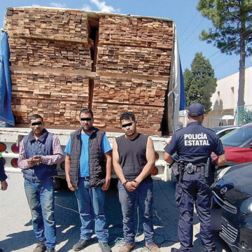 Detienen en Edoméx a tres personas que transportaban madera ilegalmente