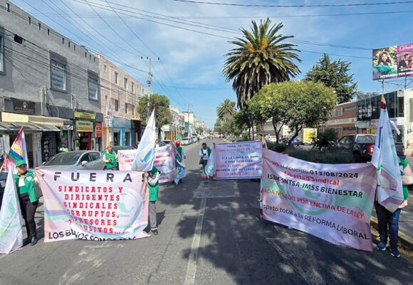 Protestan trabajadores del ISEM; denuncian problemas sindicales