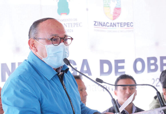 Manuel Vilchis inaugura techumbre en primaria de Zinacantepec