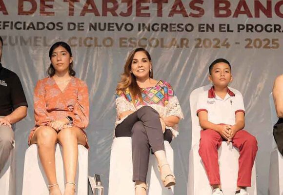 Mara Lezama entrega becas en Cozumel a niños y jóvenes