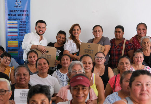 Mara Lezama visita centro de distribución de paquetes alimentarios “Comemos Tod@s” en Cancún