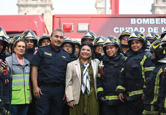 Clara Brugada hizo entrega de nuevas unidades al H. Cuerpo de Bomberos de la CDMX