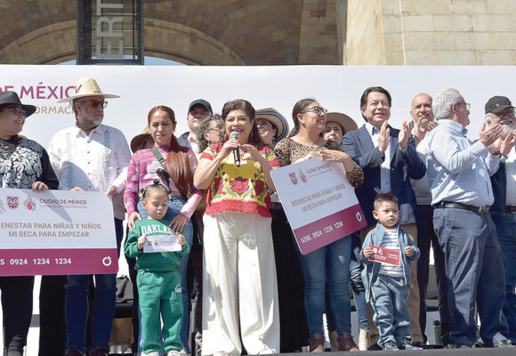 Clara Brugada entrega tarjetas del programa “Mi Beca para Empezar”